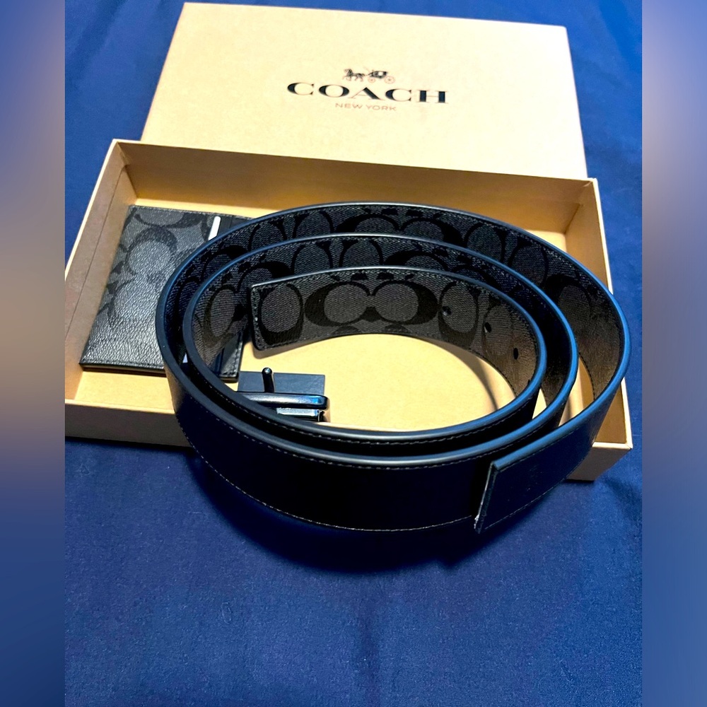 Coach. Boxed card case and belt gift set.